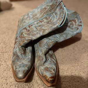 Women’s cowgirl boots